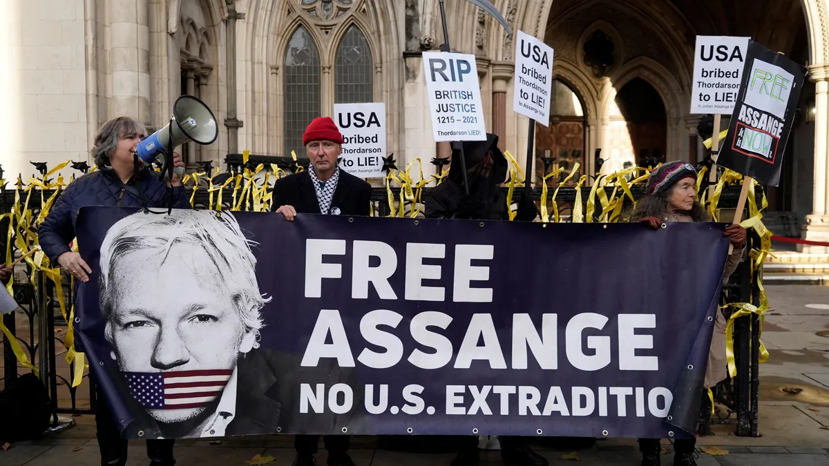 Julian Assange can be extradited to the US, a court rules